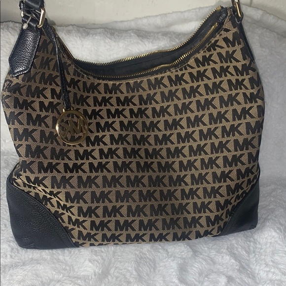 Michael Kors Black and Tan Shoulder Bag with Classic Design - Picture 5 of 14